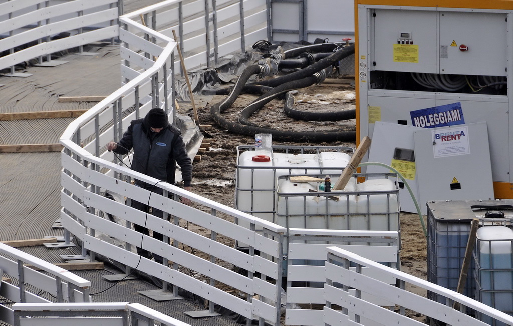 Advent u Varaždinu – radovi na postavljanju klizališta