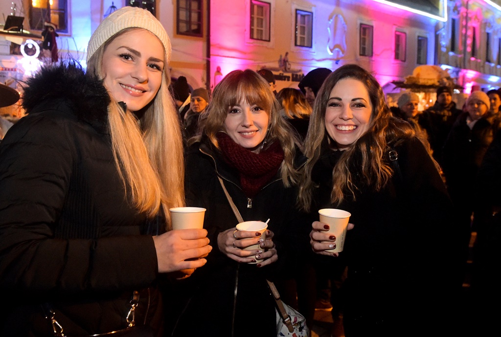Vanna koncertom na Korzu otvorila Advent u Varaždinu Vanna koncertom na Korzu otvorila Advent u Varaždinu