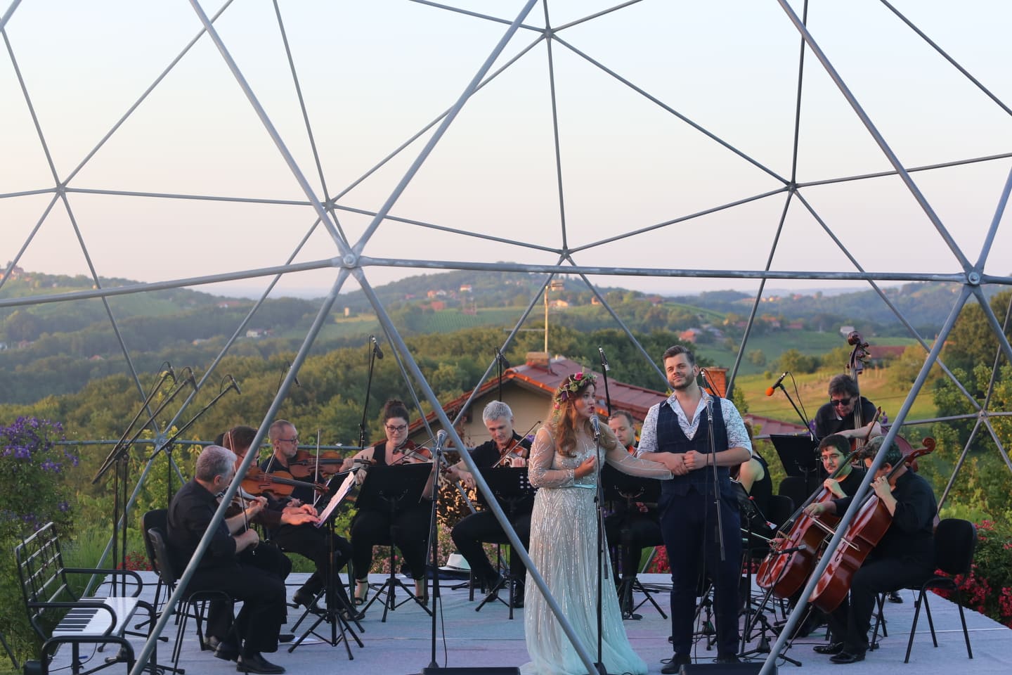 ZA PAMĆENJE Veličanstven koncert Evelin Novak, Bernharda Hanskyja i Dore Dučakijević uz pratnju Zagrebačkih solista u Zmajevom vrtu