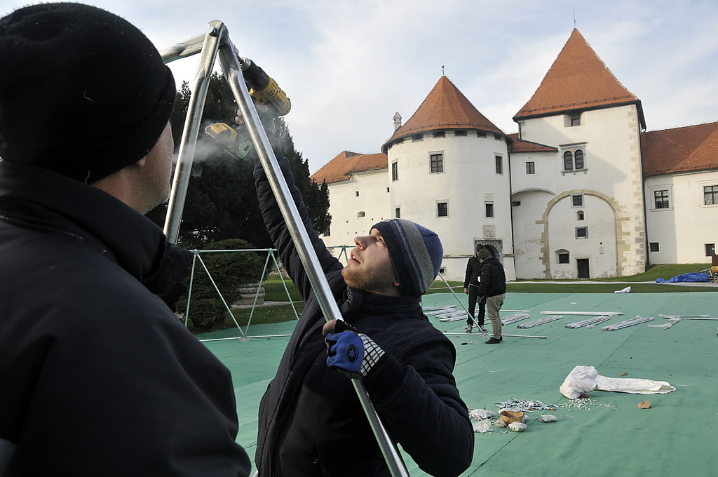 Montaža iglu barova, klizališta i ledenog tobogana