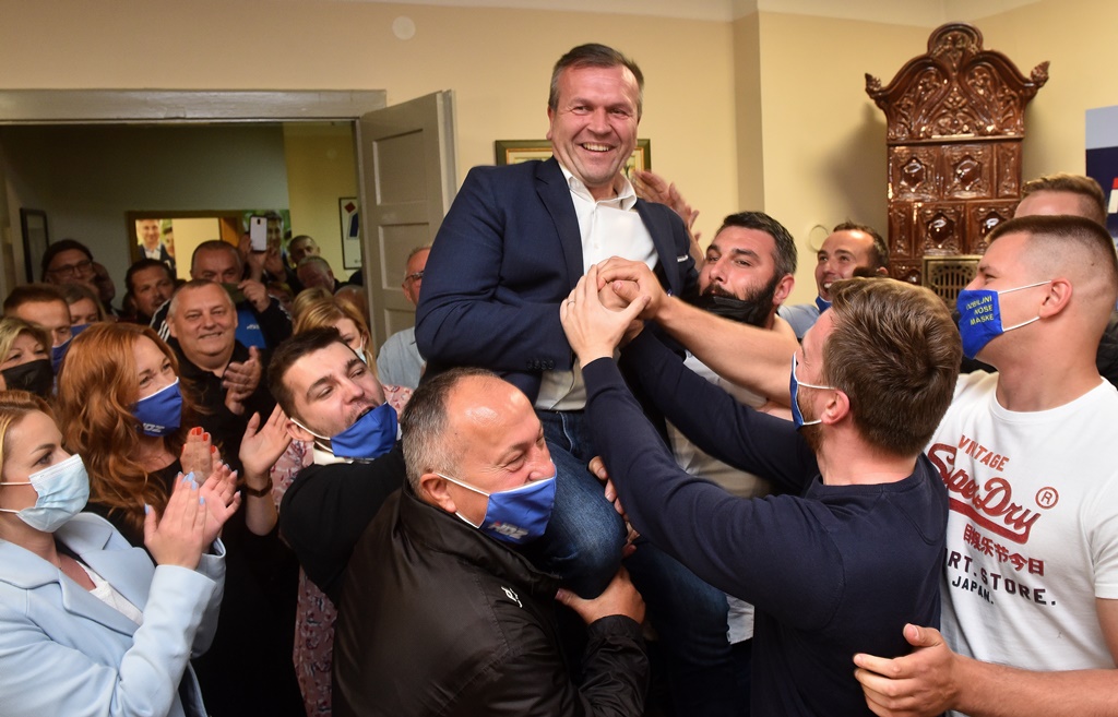 Image 4942820 (auto) Image 4942820 (auto)