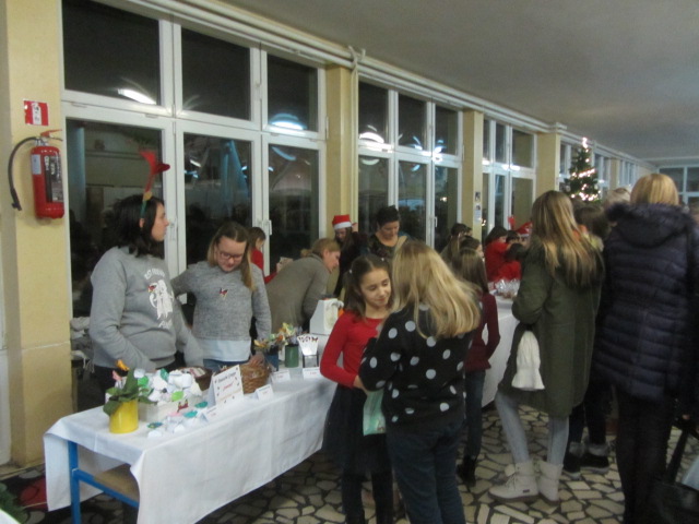 Božićni sajam u V. osnovnoj školi