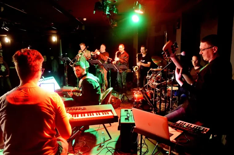 cloud buzz – vzhr 13