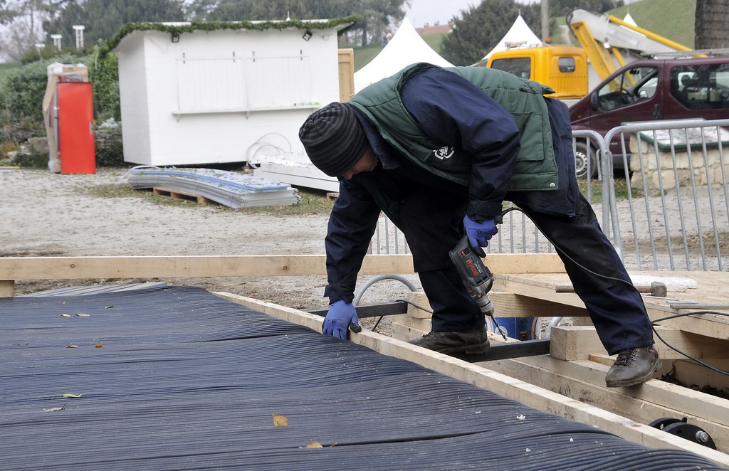 Advent u Varaždinu – radovi na postavljanju klizališta
