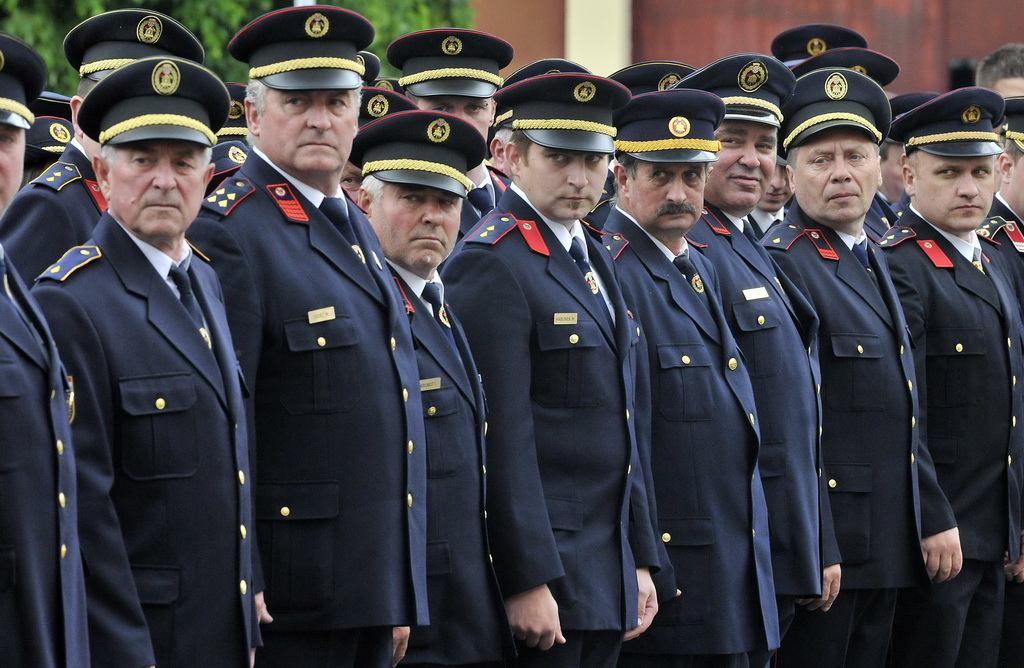 DAN VATROGASACA Varaždinski vatrogasci postrojeni prošli kroz grad i proslavili blagdan svetog Florijana, svog zaštitnika