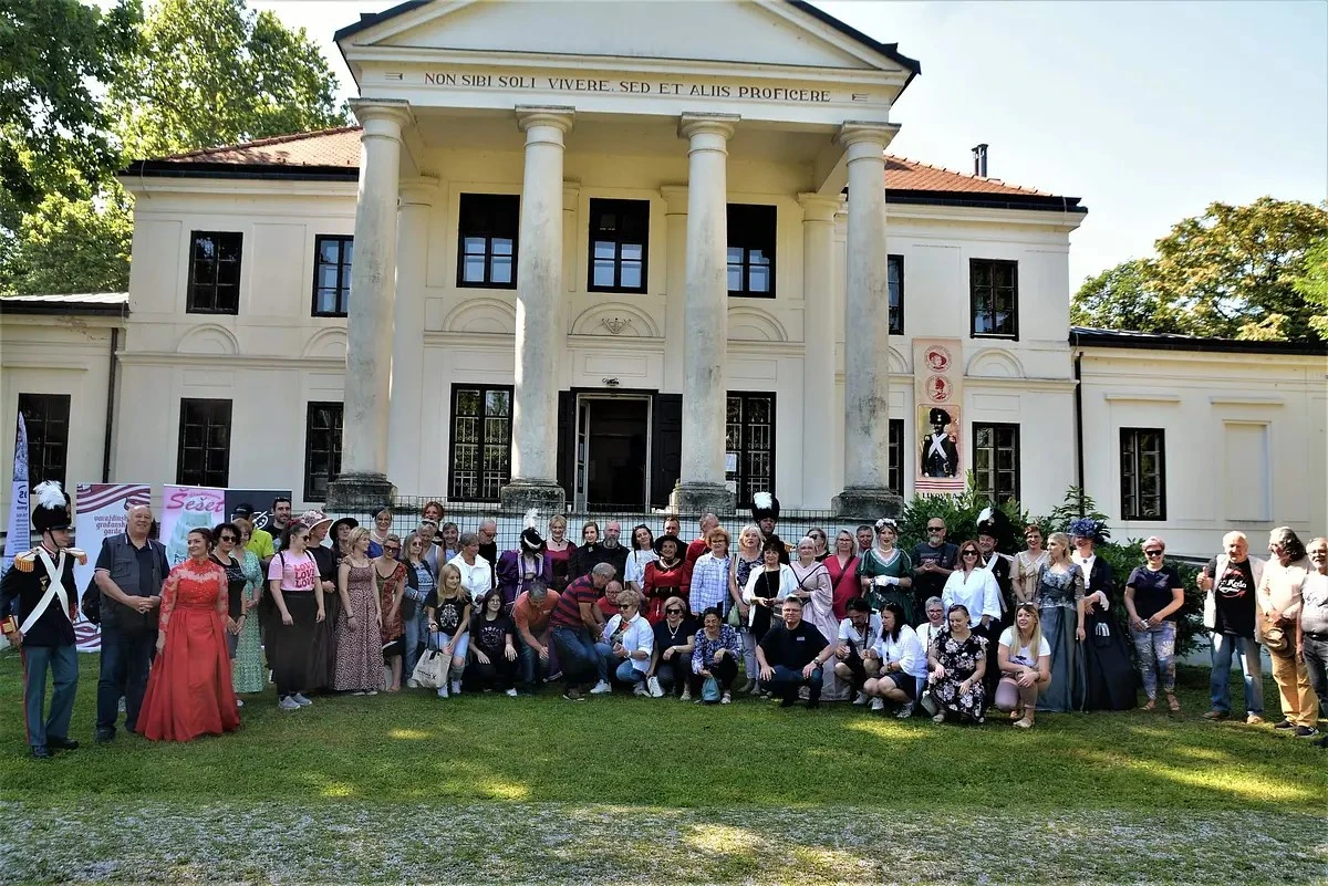 dame u povijesnim haljinama 2 04