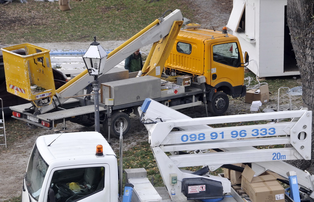 Advent u Varaždinu – radovi na postavljanju klizališta