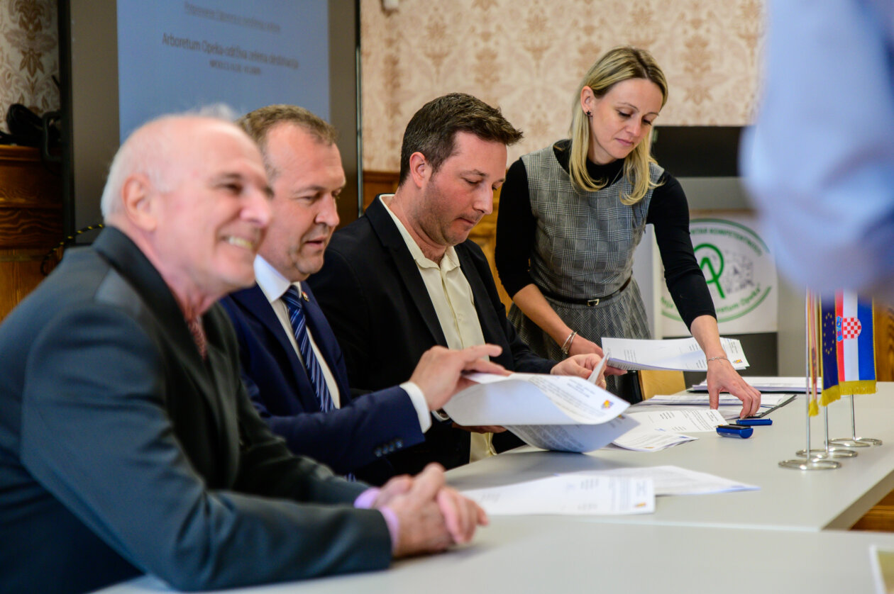 dvoracopekapotpisivanjeugovoraoizvodenjuradova (54 of 72) dvoracopekapotpisivanjeugovoraoizvodenjuradova (54 of 72)