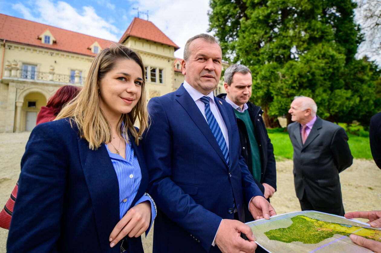 dvoracopekapotpisivanjeugovoraoizvodenjuradova (65 of 72) dvoracopekapotpisivanjeugovoraoizvodenjuradova (65 of 72)