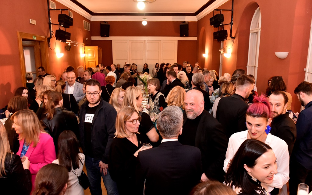 Mačka na vrućem limenom krovu