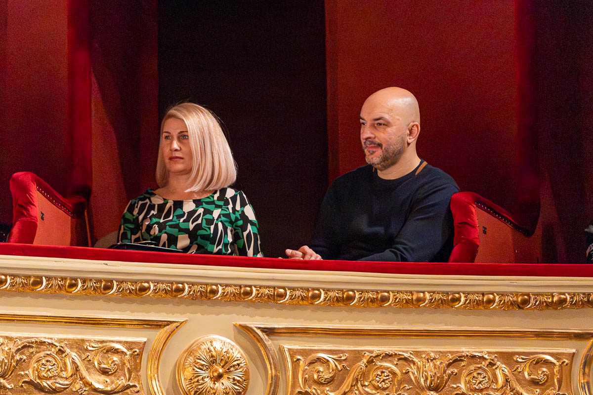 Gola istina – Alex i Bara