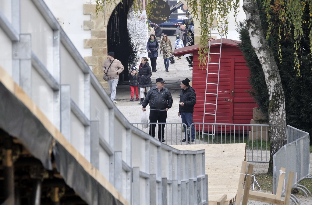 Advent u Varaždinu – radovi na postavljanju klizališta