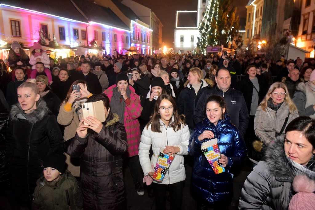 Vanna koncertom na Korzu otvorila Advent u Varaždinu Vanna koncertom na Korzu otvorila Advent u Varaždinu