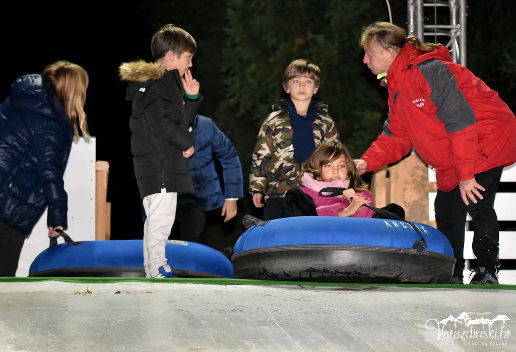 Ledena čarolija na Starom gradu, klizalište, ledeni tobogan,