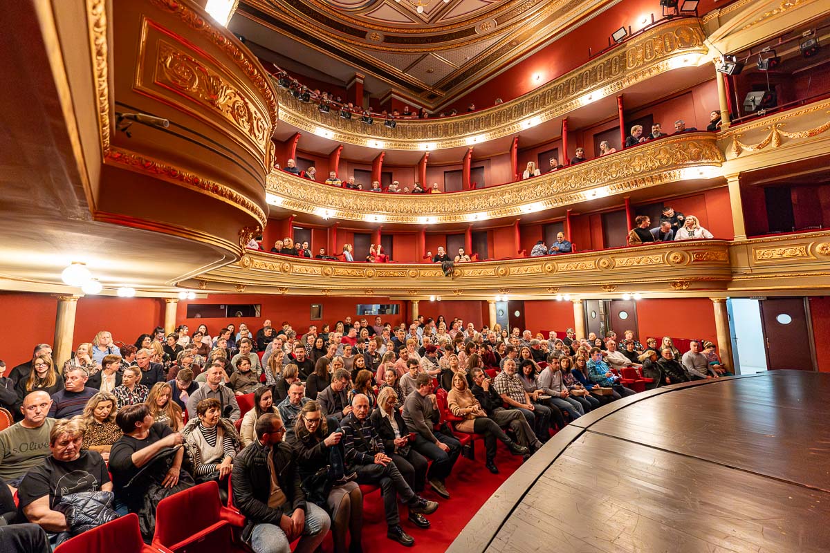 Gola istina – Alex i Bara