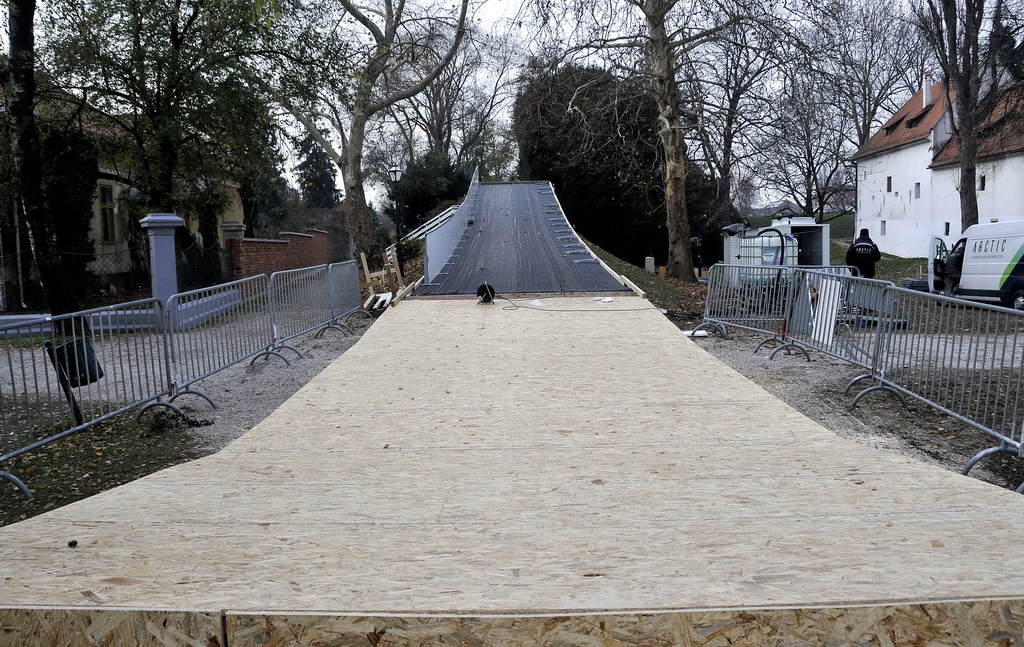 Advent u Varaždinu – radovi na postavljanju klizališta