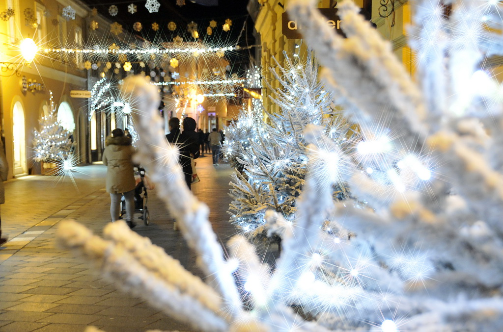 Povodom otvorenja Adventa u Varaždinu upaljeno tisuće lampica