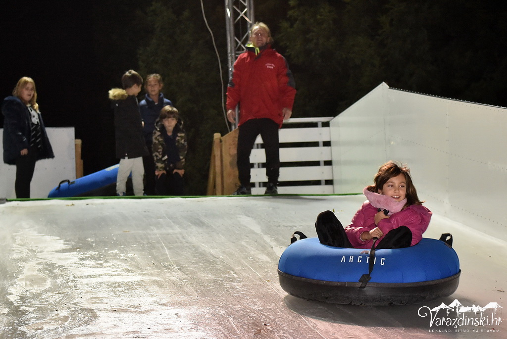 Ledena čarolija na Starom gradu, klizalište, ledeni tobogan,