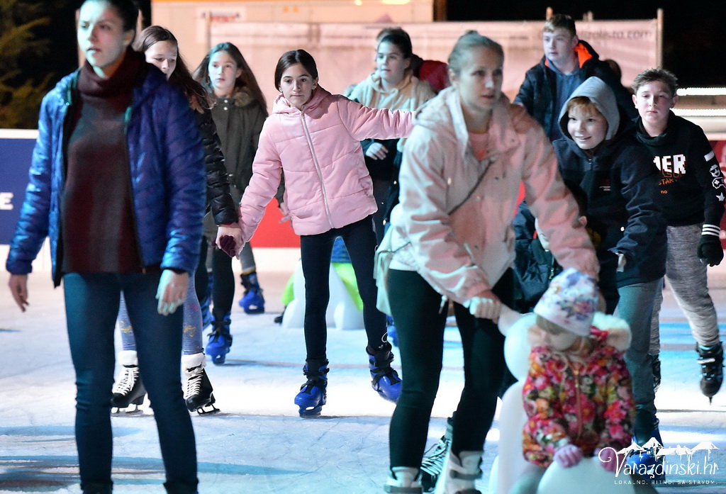 Ledena čarolija na Starom gradu, klizalište, ledeni tobogan,