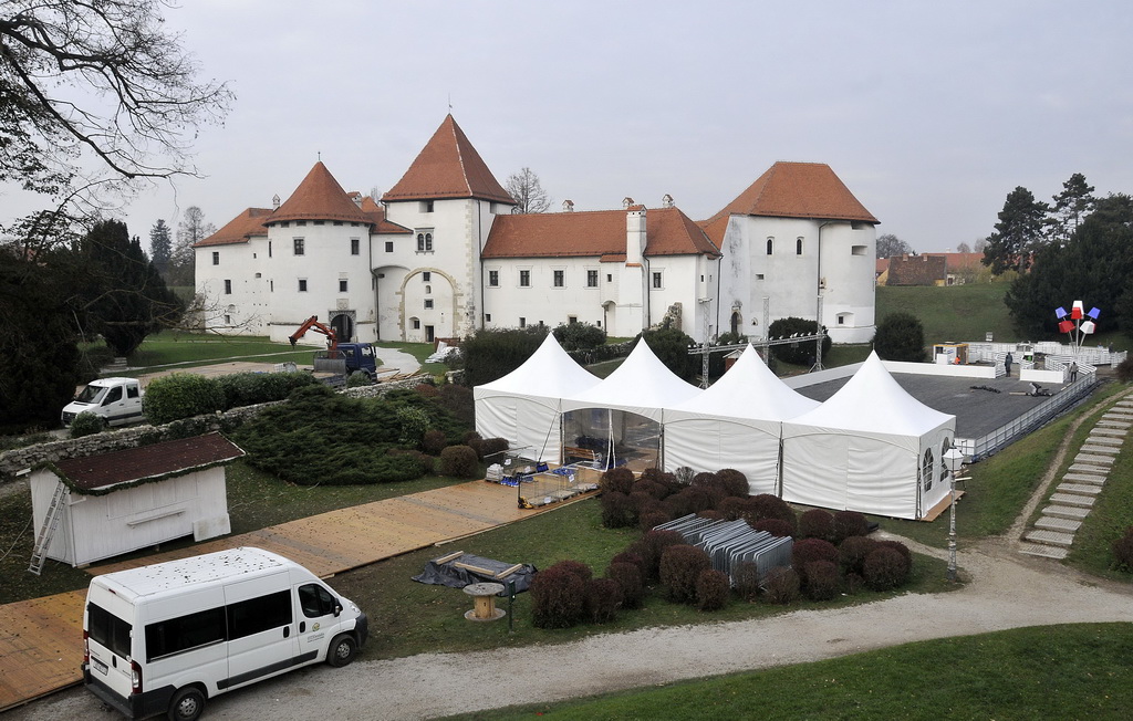 Advent u Varaždinu – radovi na postavljanju klizališta
