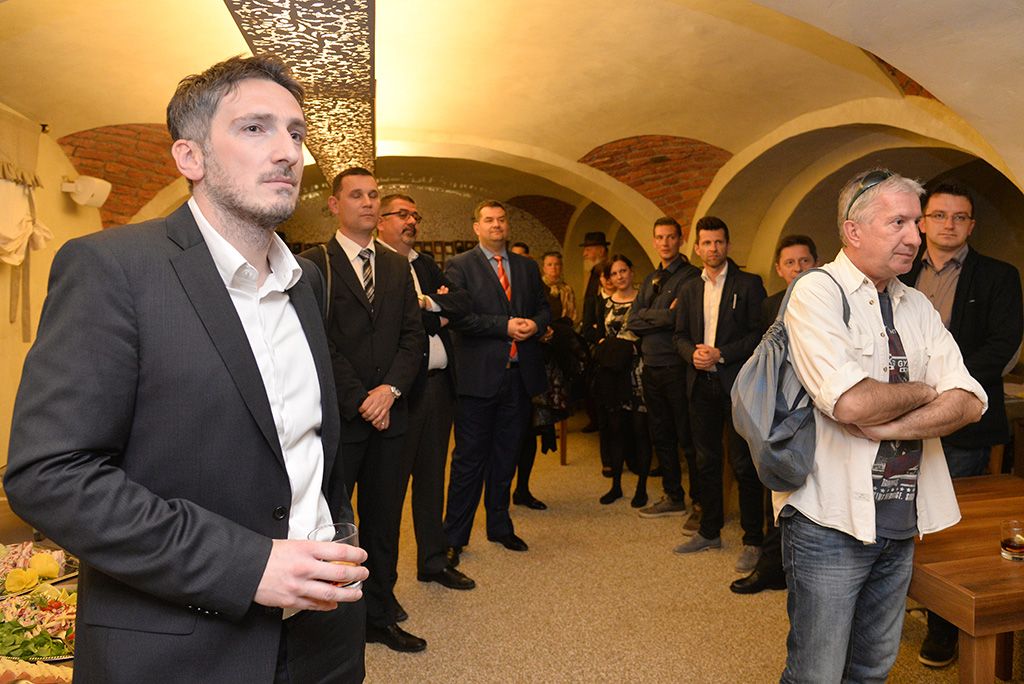 restoranaugust11339347