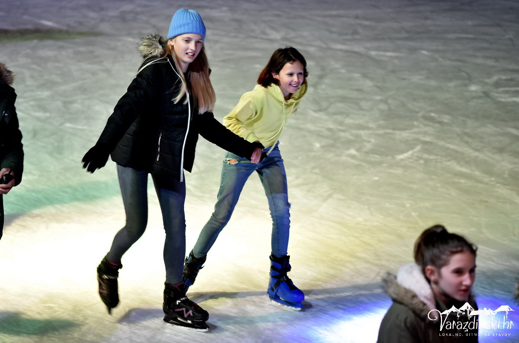 Ledena čarolija na Starom gradu, klizalište, ledeni tobogan,