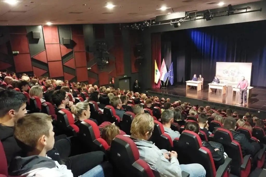 gnm-ucenikce-stipendije-002 gnm-ucenikce-stipendije-002