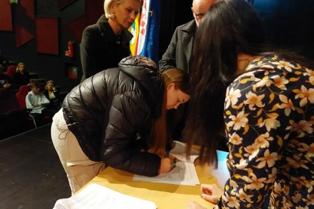 gnm-ucenikce-stipendije-006 gnm-ucenikce-stipendije-006