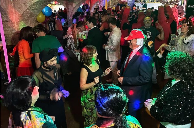 medina skrinja maskenbal