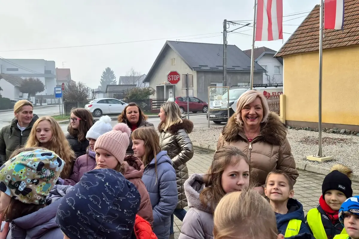 otb ukraseno drvce (1)