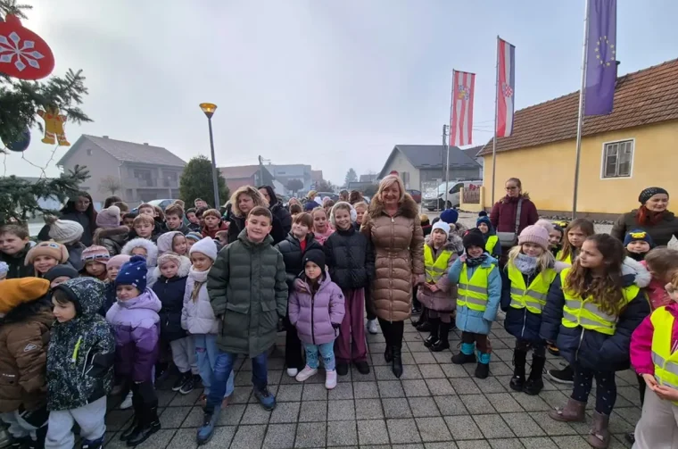 otb ukraseno drvce (24) otb ukraseno drvce (24)