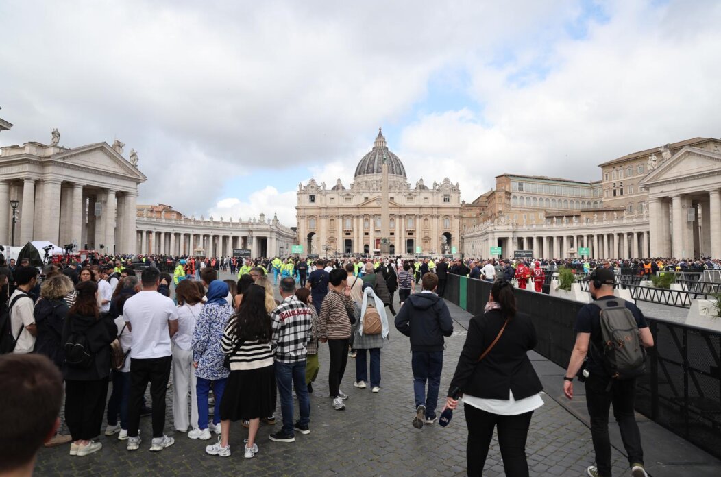 Rim: Trg sv. Petra pun vjernika koji čekaju u redu kako bi se poklonili papi Franji