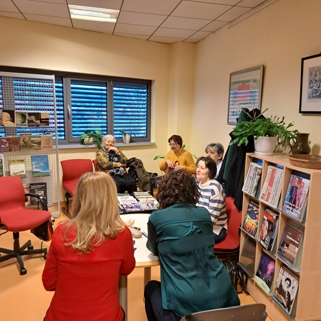 u knjižnici u knjižnici